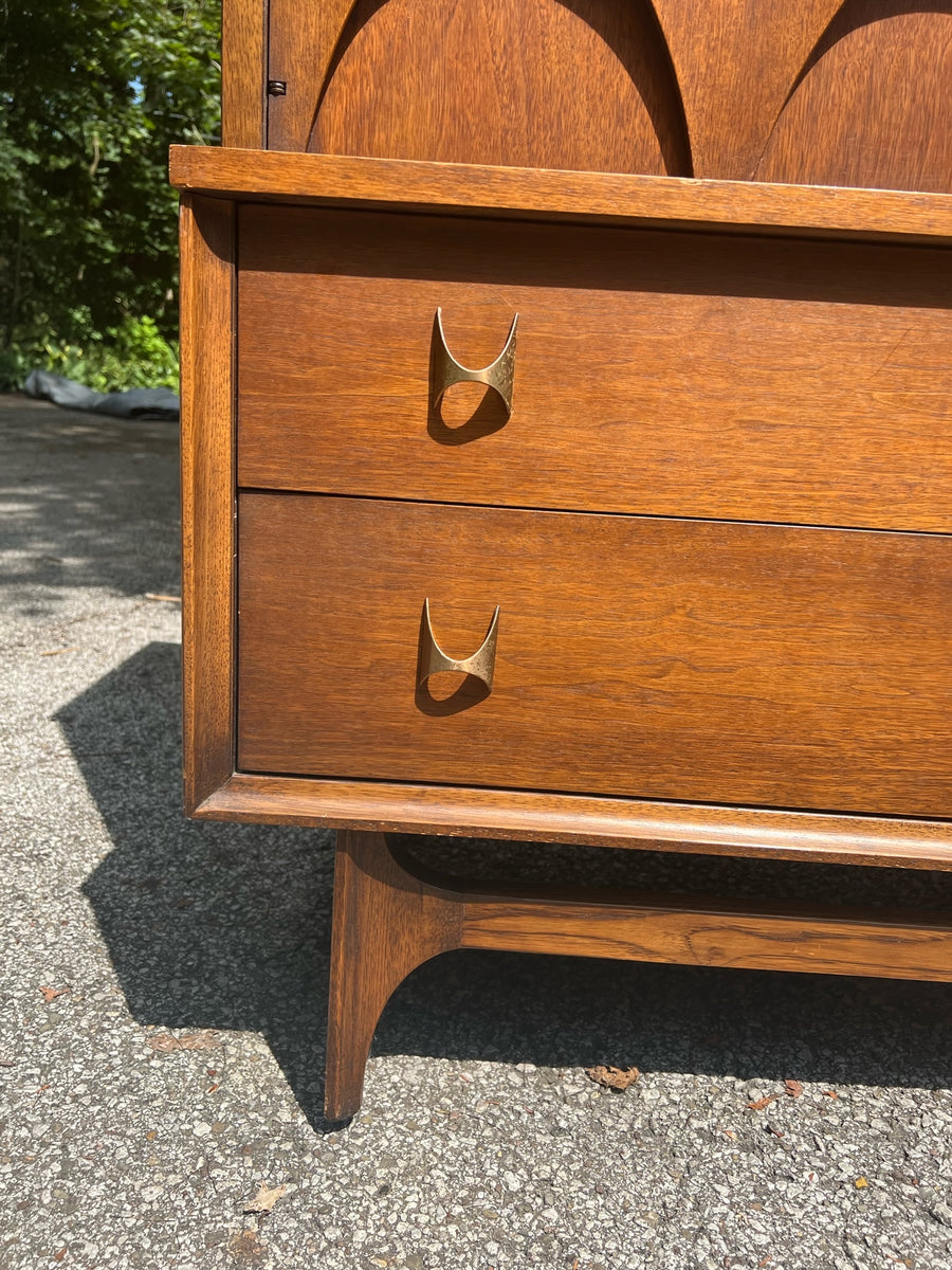 Broyhill Brasilia Gentleman's Chest – Detour Furniture