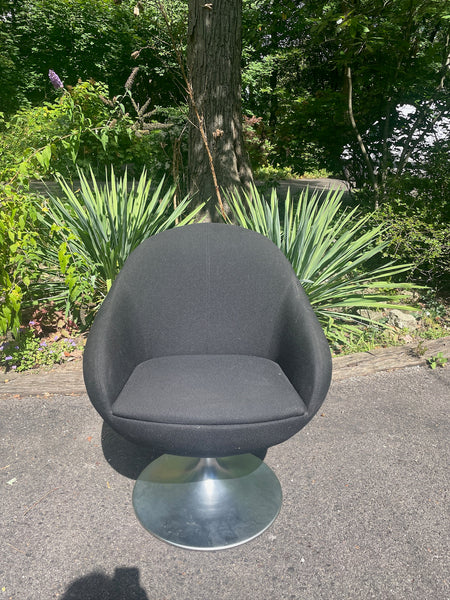 Black ‘Pod’ Comet Swivel Chair