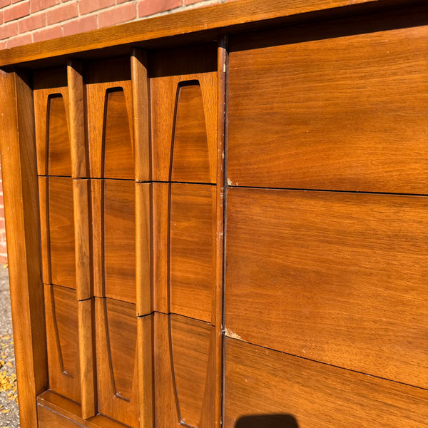 Kent Coffey Town House Mid-Century Modern Walnut 9-Drawer Dresser