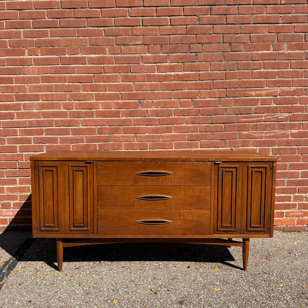 Broyhill Sculptra Mid-Century Modern Walnut Credenza | Buffet