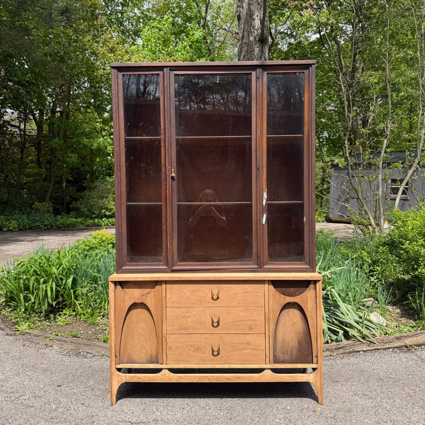 Broyhill Brasilia 2-Piece Walnut Hutch China Cabinet