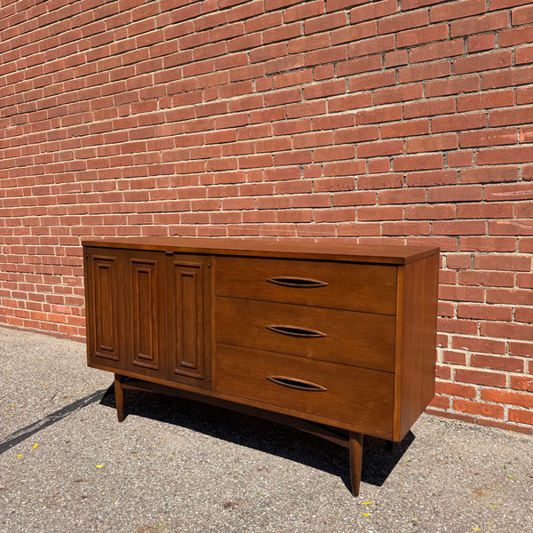 Broyhill Sculptra Walnut Mid Century Modern Credenza Buffet Cabinet