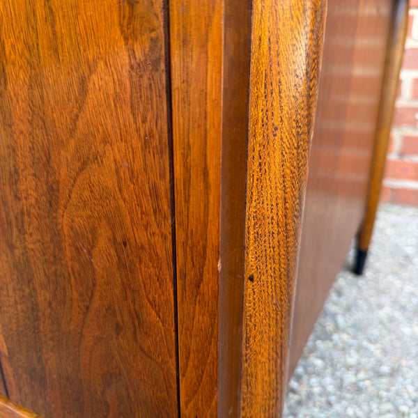 Mid Century Modern Inlaid “Bow-tie” Lane Acclaim End Table with Double Doors by Andre
Bus, 1960s