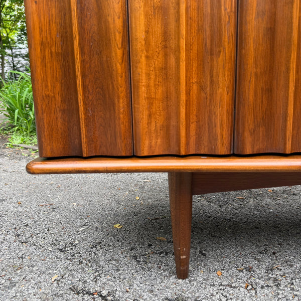 United Furniture Walnut Bedroom Set