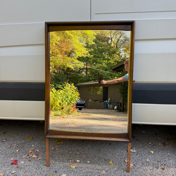 United Furniture Diamond Mid-Century Modern Walnut Bedroom Set with Mirror