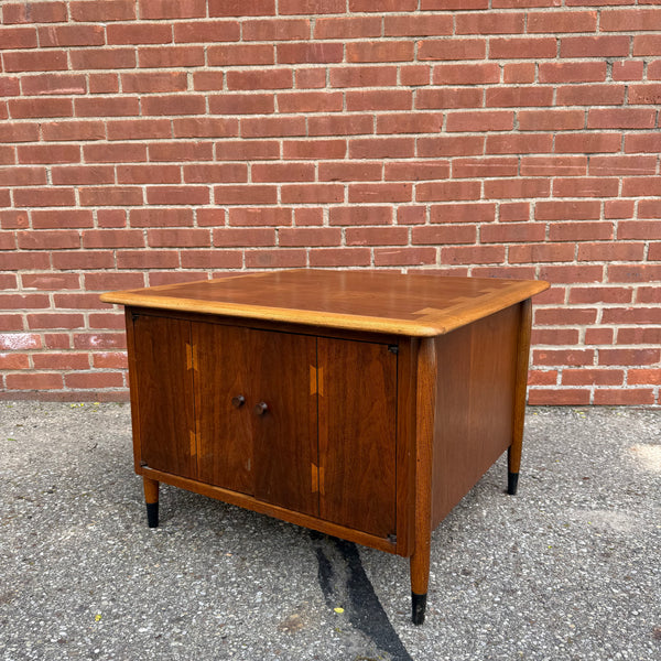 Mid Century Modern Inlaid “Bow-tie” Lane Acclaim End Table with Double Doors by Andre
Bus, 1960s