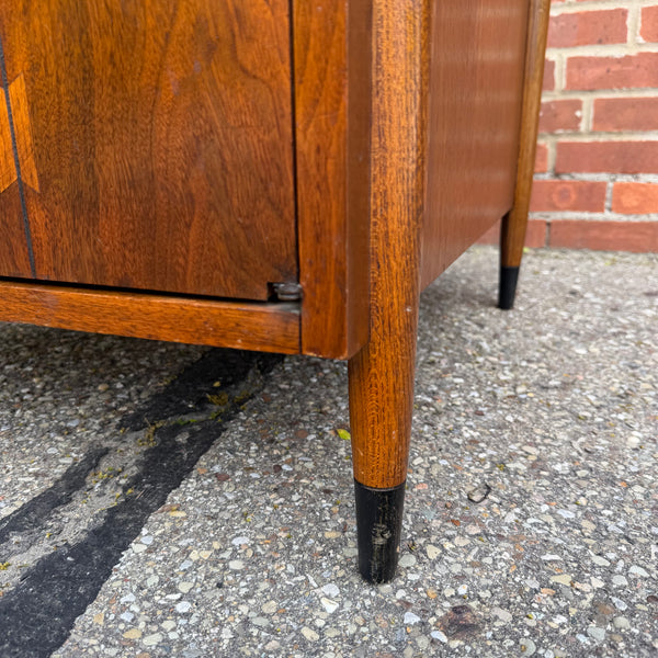 Mid Century Modern Inlaid “Bow-tie” Lane Acclaim End Table with Double Doors by Andre
Bus, 1960s
