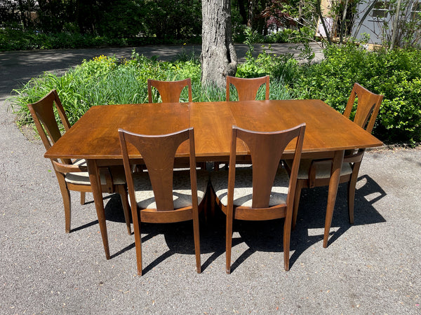 Broyhill Universal Six-chair Dining Set
