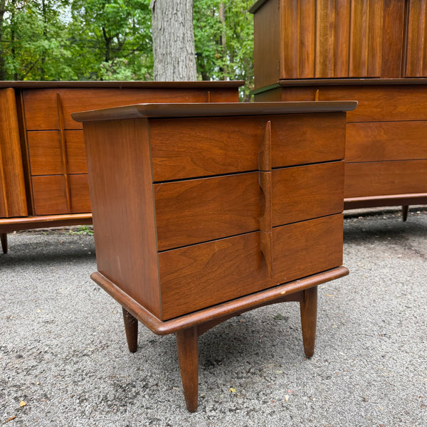 United Furniture Walnut Bedroom Set