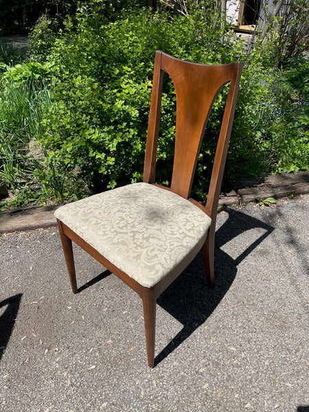 Broyhill Universal Six-chair Dining Set