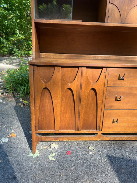 Broyhill Brasilia China Cabinet