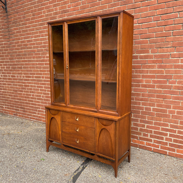 Broyhill Brasilia 2-Piece Walnut Hutch China Cabinet