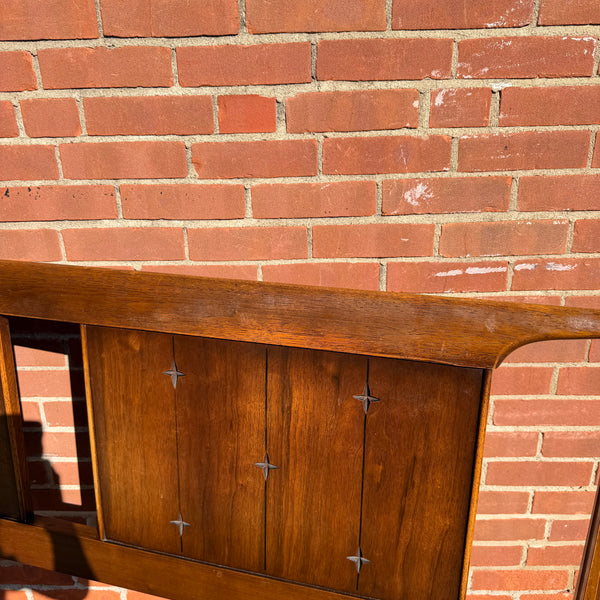 Broyhill Saga Mid-Century Modern Walnut Bedroom Set – Highboy, Lowboy, Pair of Nightstands, Full Headboard & Mirror
