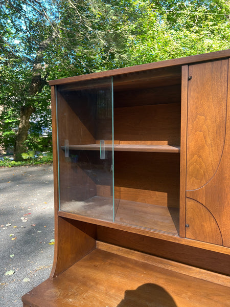 Broyhill Brasilia China Cabinet