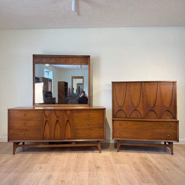 Mid Century Modern Broyhill Brasilia Walnut Dresser Set