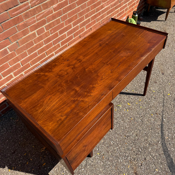 Merton Gershun for Dillingham Esprit Walnut Mid-Century Modern Desk