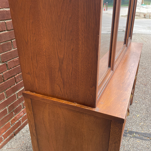 Broyhill Brasilia 2-Piece Walnut Hutch China Cabinet