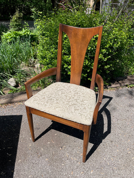 Broyhill Universal Six-chair Dining Set