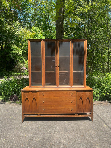 Broyhill Brasilia China Cabinet