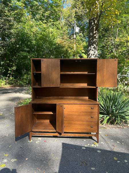 Broyhill Brasilia China Cabinet