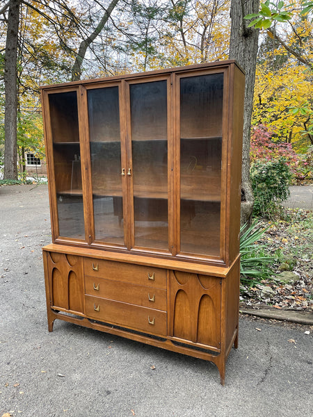 Broyhill Brasilia China Cabinet