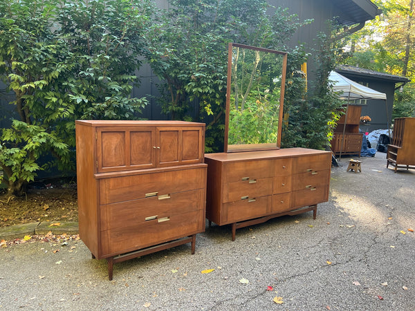 Vintage American of Martinsville Dresser Set