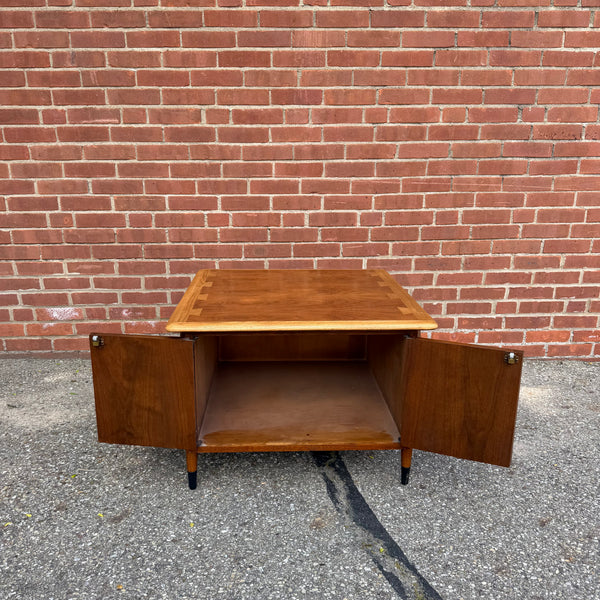 Mid Century Modern Inlaid “Bow-tie” Lane Acclaim End Table with Double Doors by Andre
Bus, 1960s