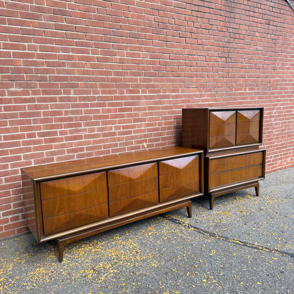 United Furniture Diamond Mid-Century Modern Walnut Bedroom Set with Mirror