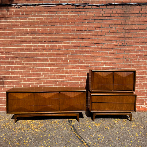 United Furniture Diamond Mid-Century Modern Walnut Bedroom Set with Mirror