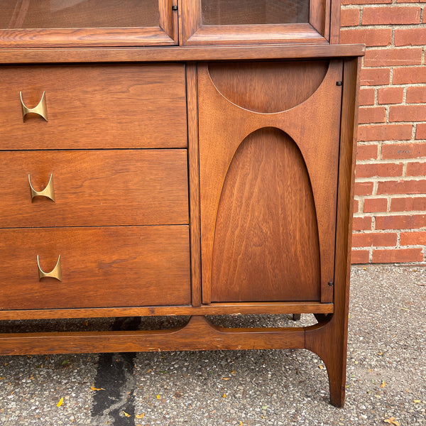 Broyhill Brasilia 2-Piece Walnut Hutch China Cabinet