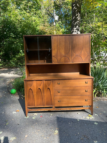 Broyhill Brasilia China Cabinet