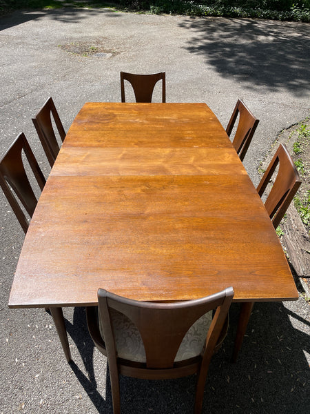 Broyhill Universal Six-chair Dining Set