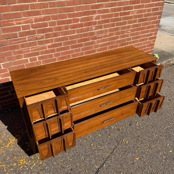 Kent Coffey Town House Mid-Century Modern Walnut 9-Drawer Dresser