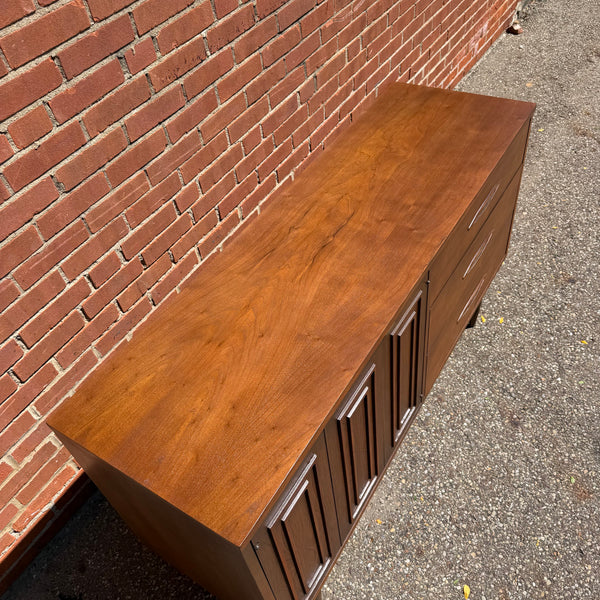 Broyhill Sculptra Walnut Mid Century Modern Credenza Buffet Cabinet