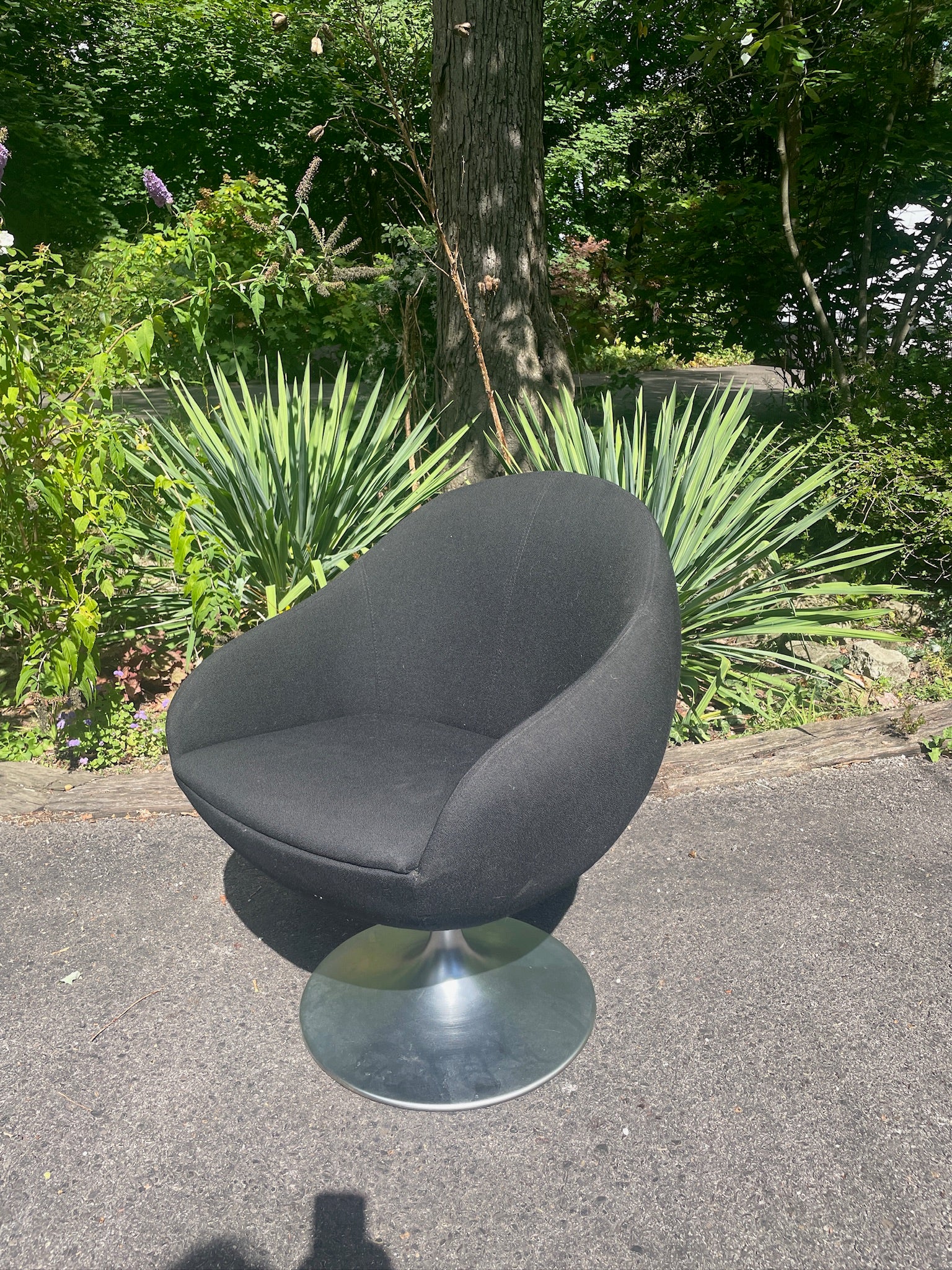 Black ‘Pod’ Comet Swivel Chair