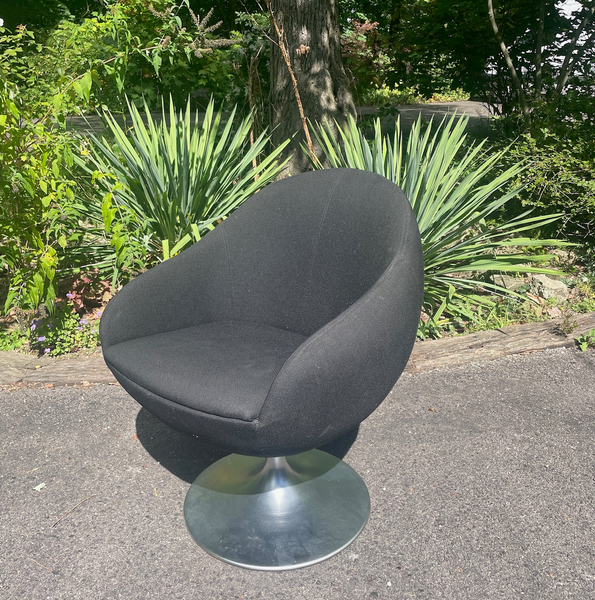 Black ‘Pod’ Comet Swivel Chair
