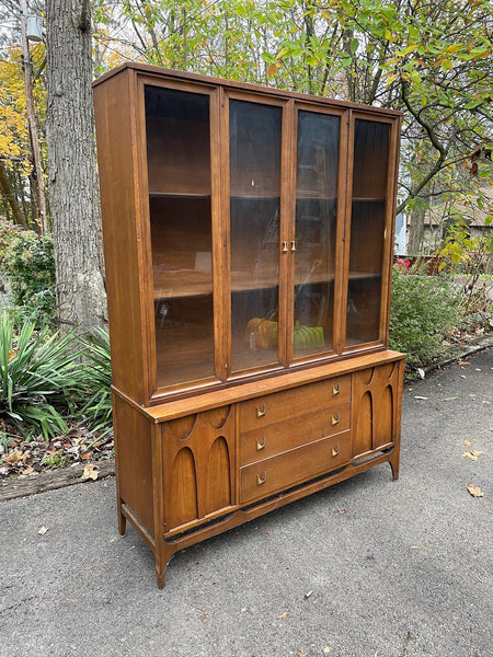 Broyhill Brasilia China Cabinet