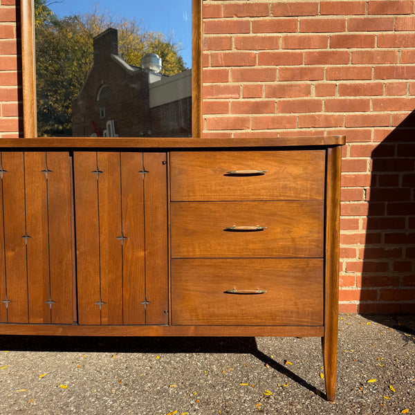 Broyhill Saga Mid-Century Modern Walnut Bedroom Set – Highboy, Lowboy, Pair of Nightstands, Full Headboard & Mirror