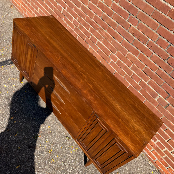 Broyhill Sculptra Mid-Century Modern Walnut Credenza | Buffet