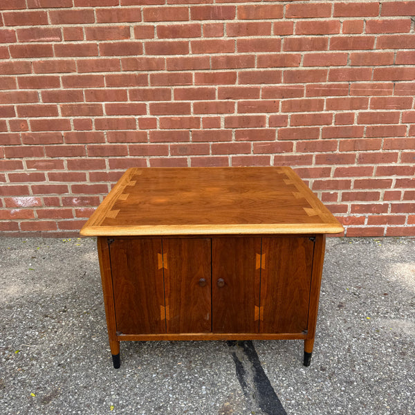 Mid Century Modern Inlaid “Bow-tie” Lane Acclaim End Table with Double Doors by Andre
Bus, 1960s