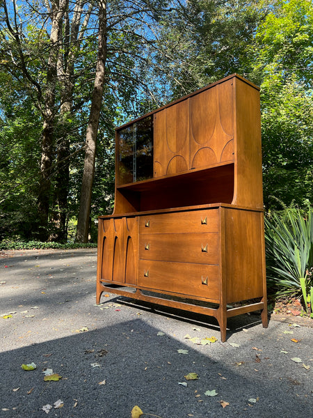 Broyhill Brasilia China Cabinet