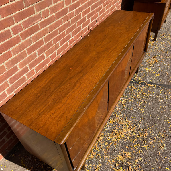 United Furniture Diamond Mid-Century Modern Walnut 9-Drawer Lowboy Dresser