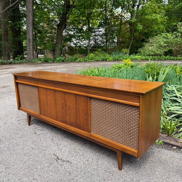 Sears Walnut Silvertone Solid State Stereo FM-AM Radio Phonograph